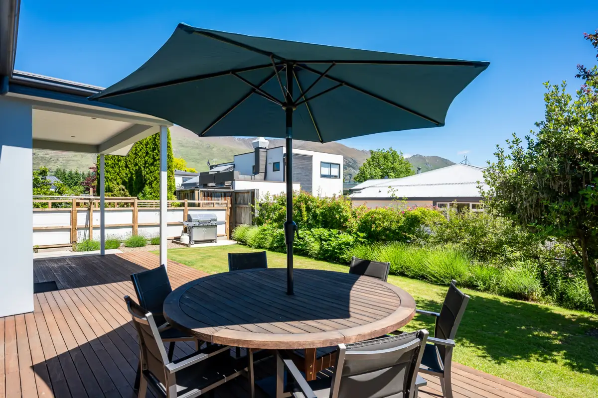 Spacious Outdoor Dining 