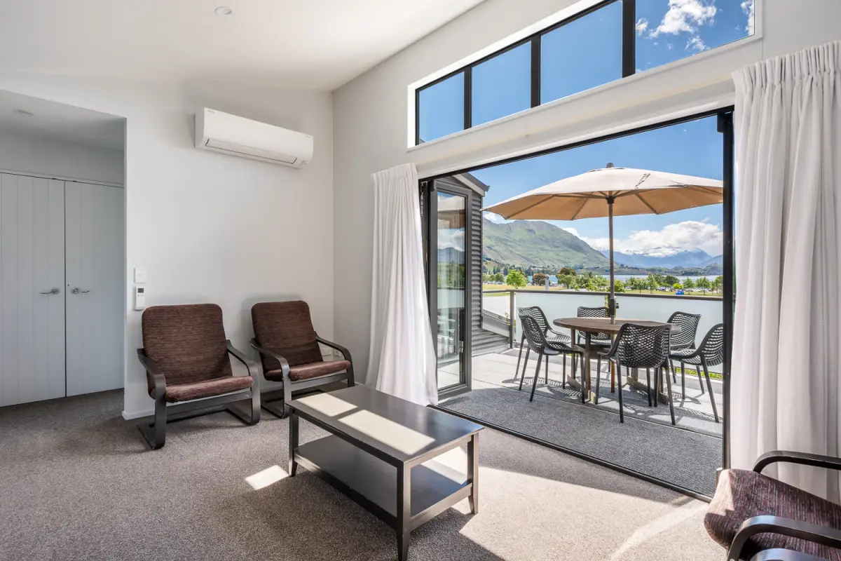 Ranch Sliders to Outdoor dining with Stunning Views of Lake Wānaka 