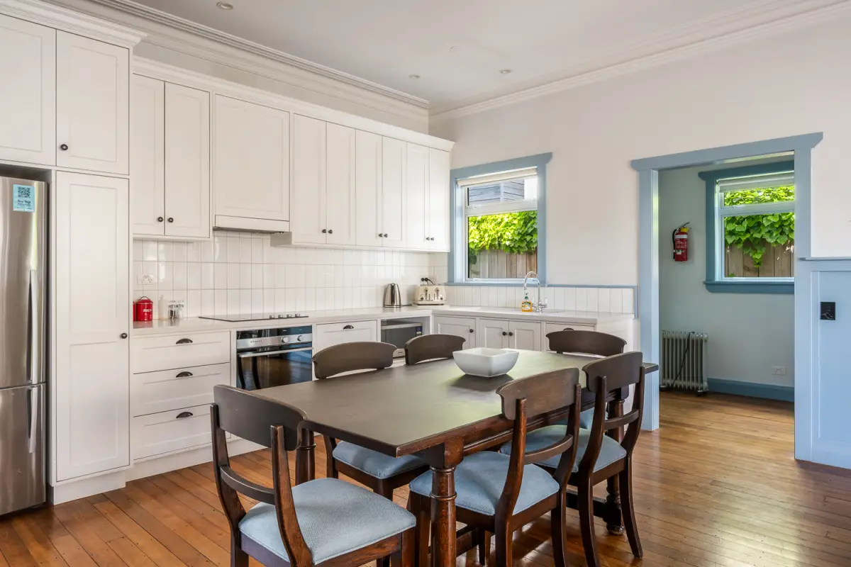 Kitchen & Dining Area 