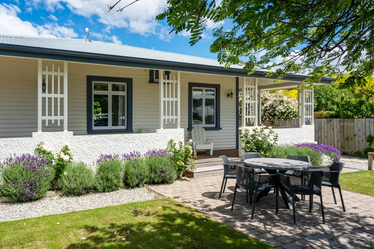 Garden Area with Outside Dining 