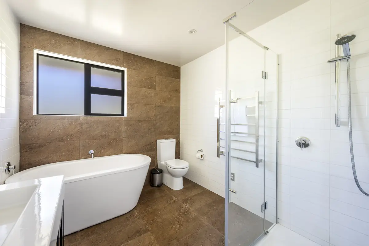 Master Bedroom Ensuite with Bath Tub