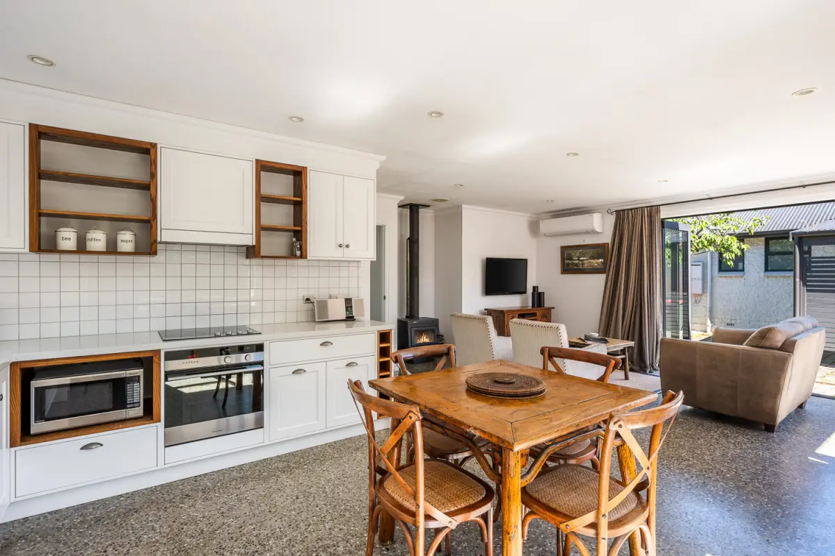 Kitchen & Dining Area 