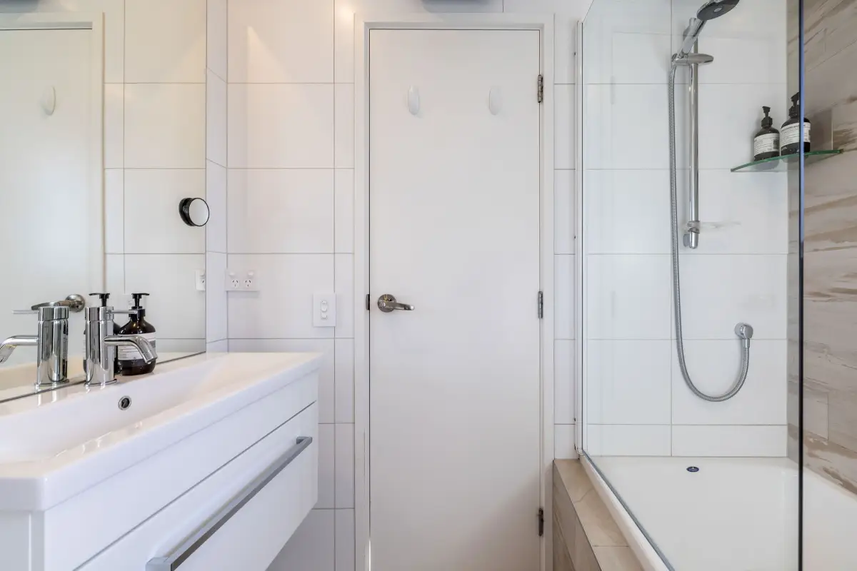 Modern Ensuite with Bath Tub