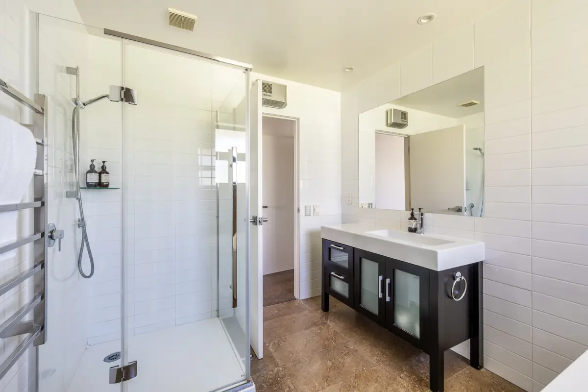 Spacious Ensuite with Bath Tub