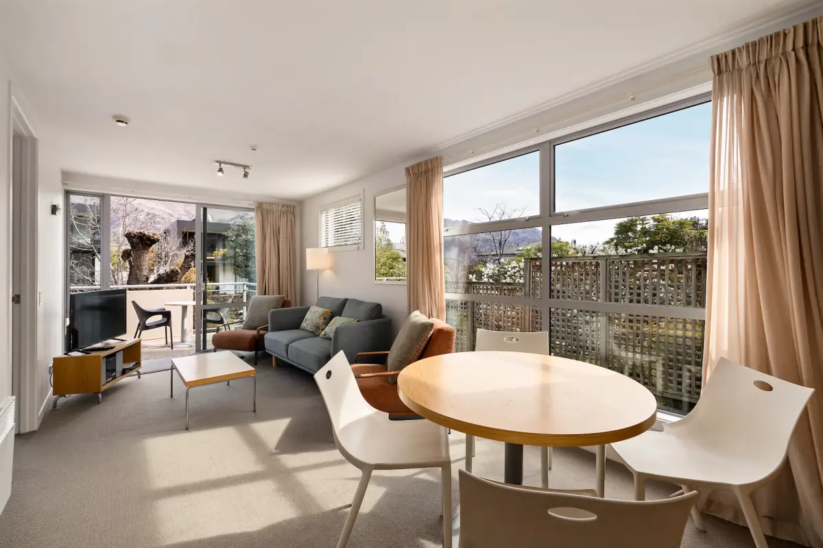 Open-Plan Dining & Lounge Area 