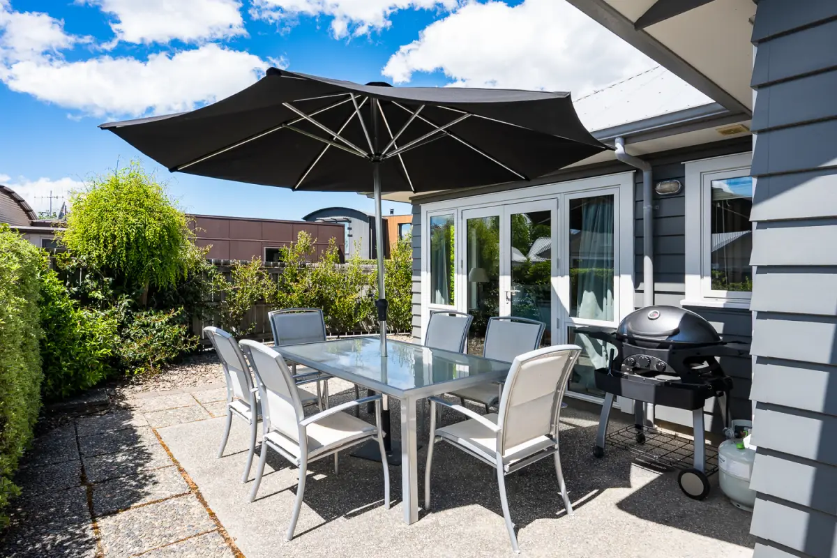 Outdoor BBQ & Dining