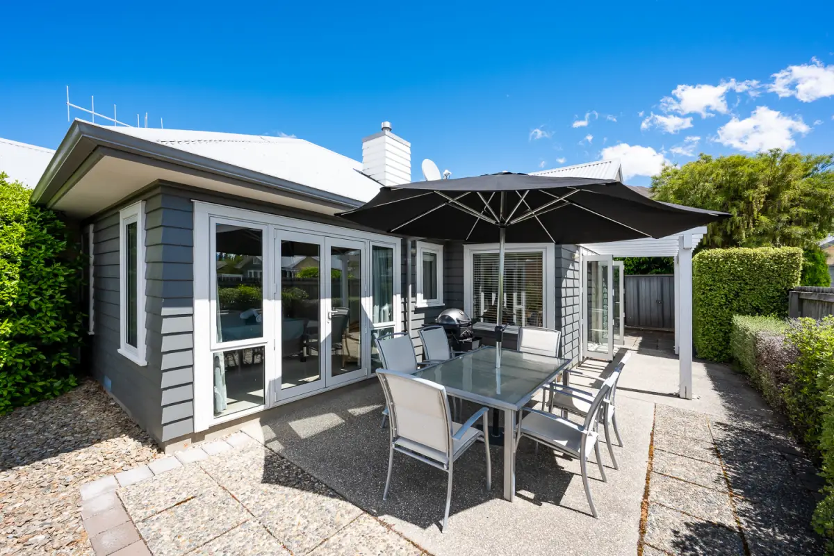 Spacious Outdoor Dining 