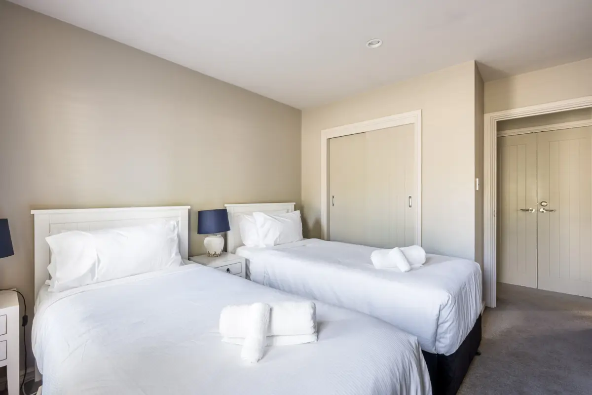 Twin Bedroom with Built-In Wardrobe 