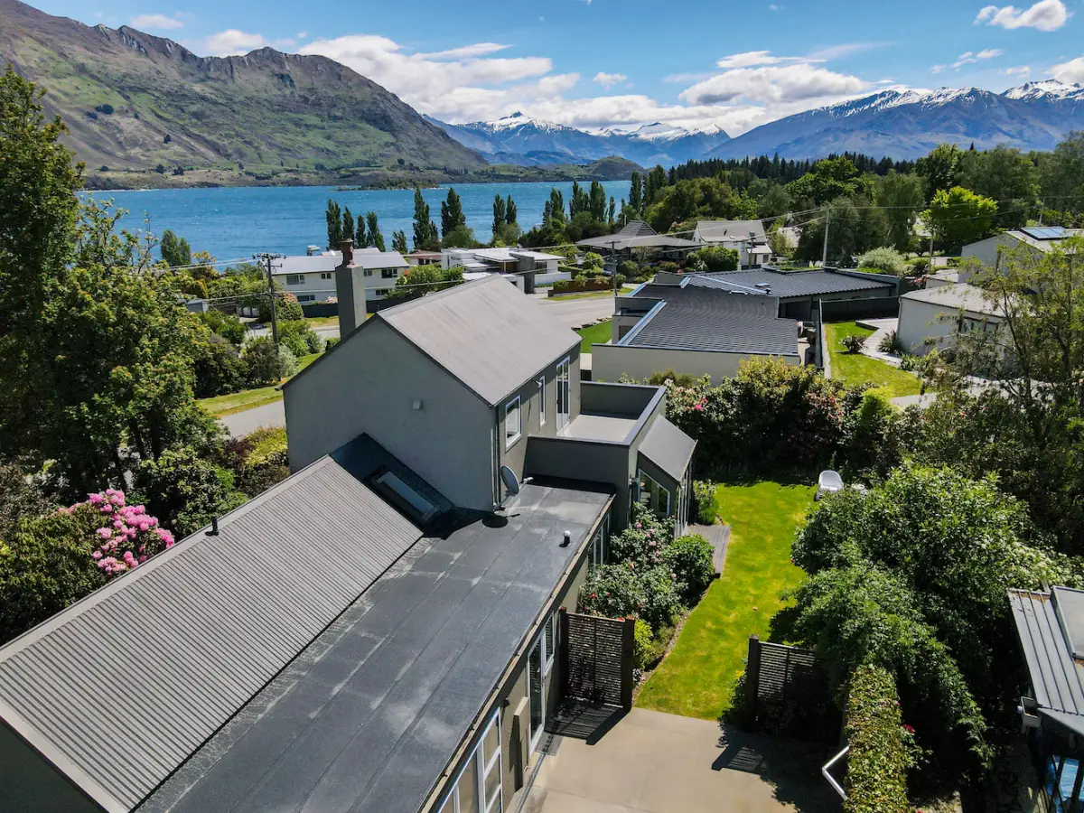 Exterior View of House with Incredible Views of Lake Wānaka 