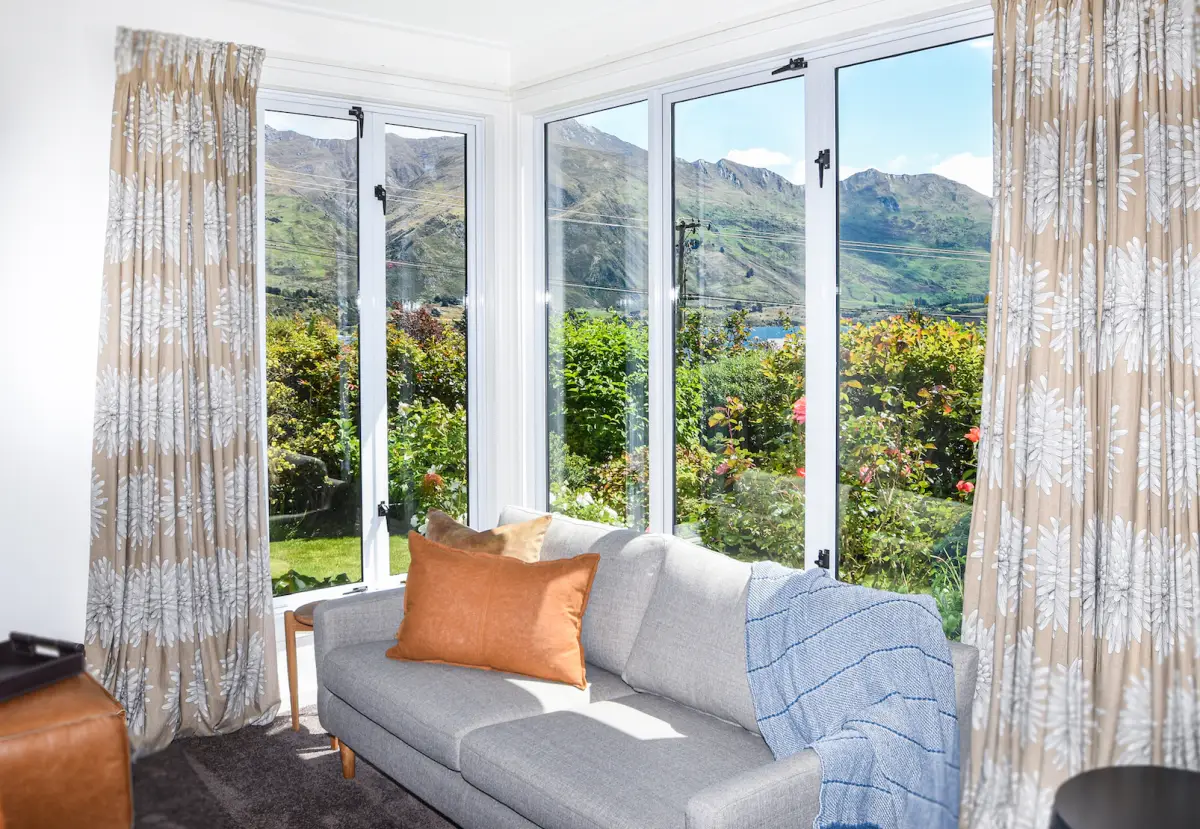 Lounge Area with Stunning Views of Mountains 