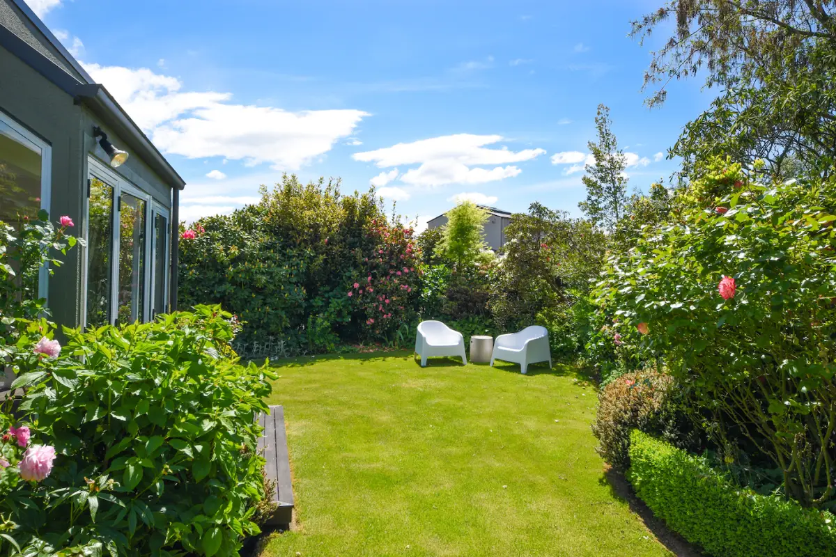Outdoor Area with Seating 
