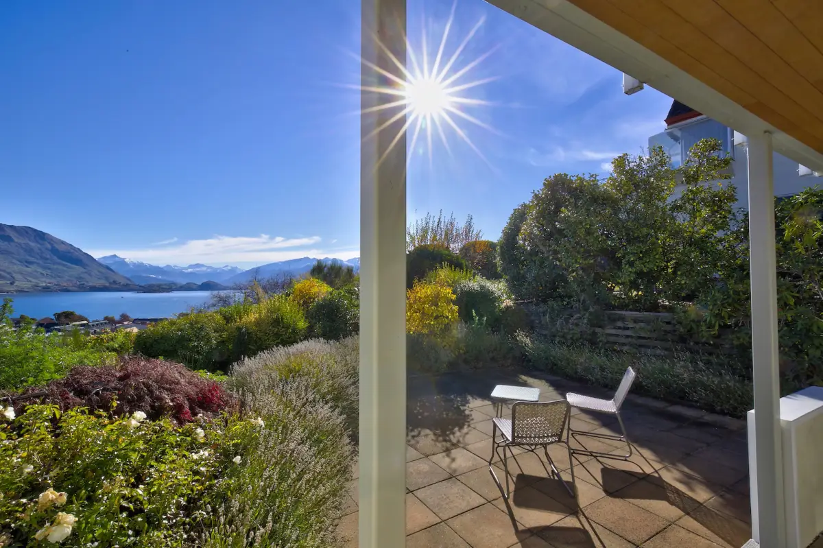Outdoor Patio with Stunning Views of Lake Wānaka 