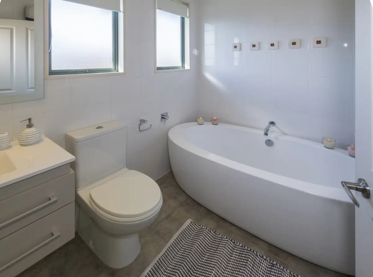 Family Bathroom with Bath Tub
