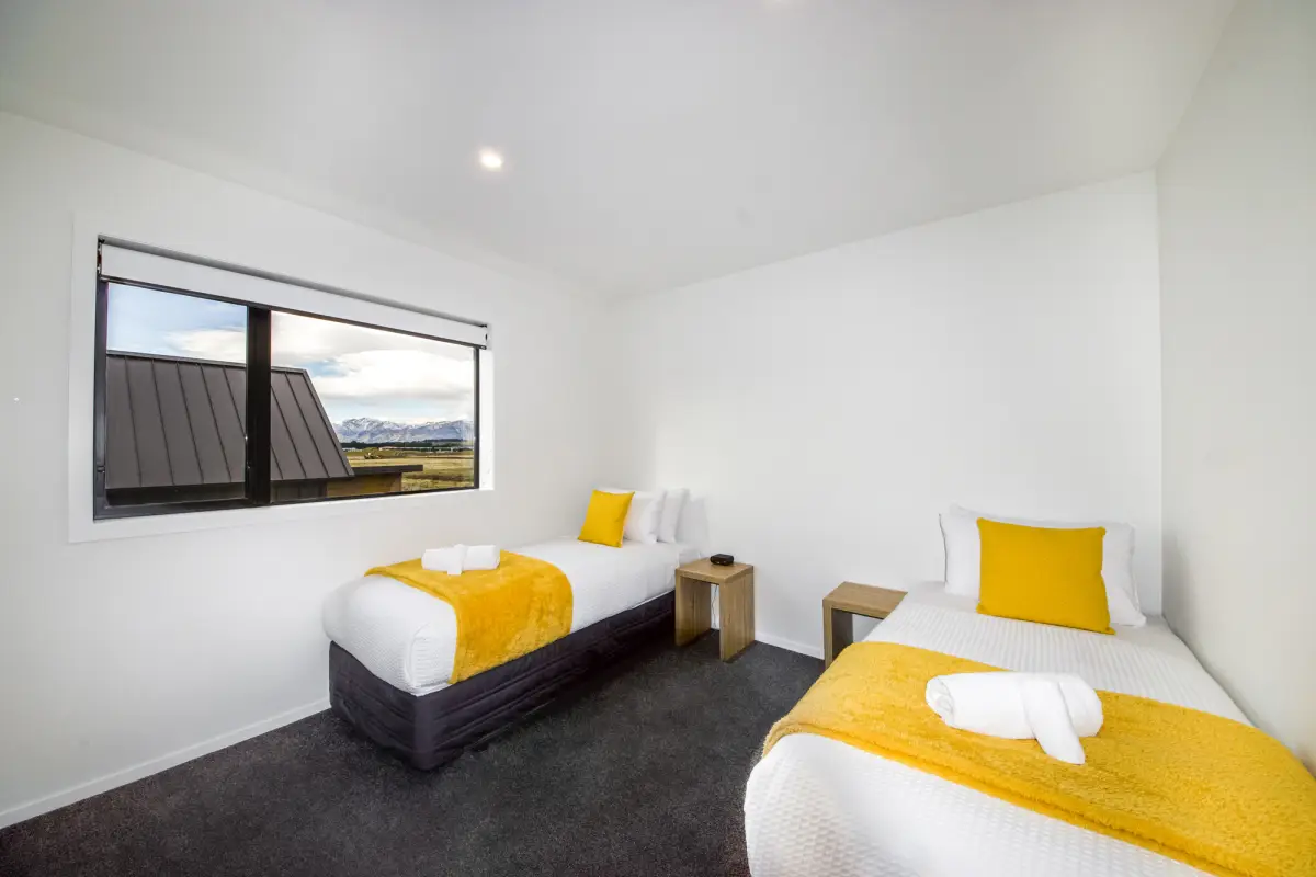 Bright Twin Bedroom with Mountain Views 