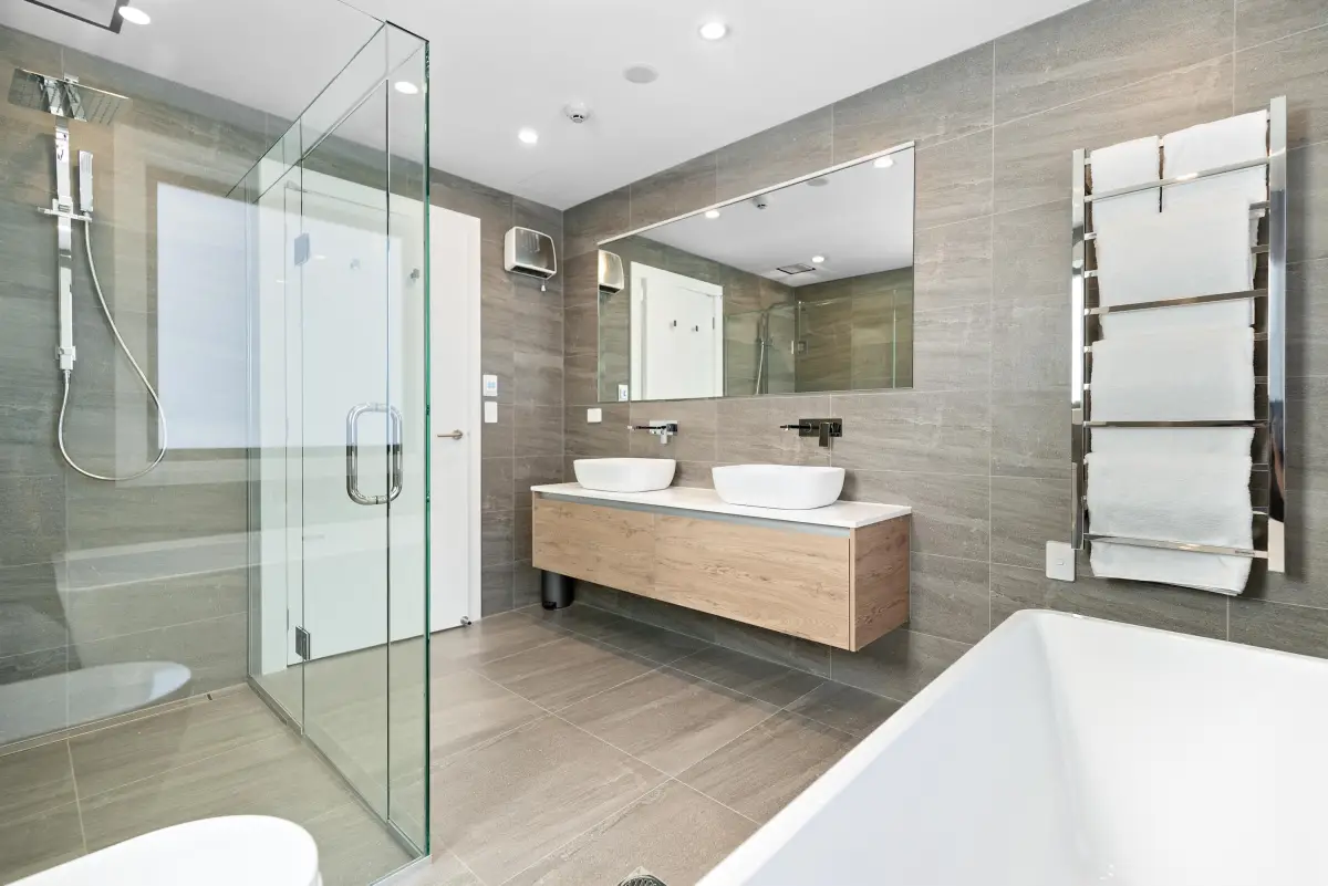 Second Room with Large Ensuite & Bath Tub