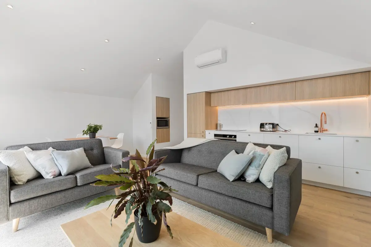 Living with Lake Views and Fully Equipped Kitchen