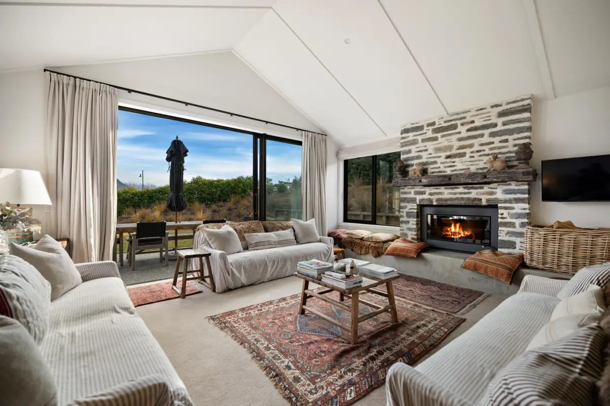 Relaxed Living Space with Mountain Views 