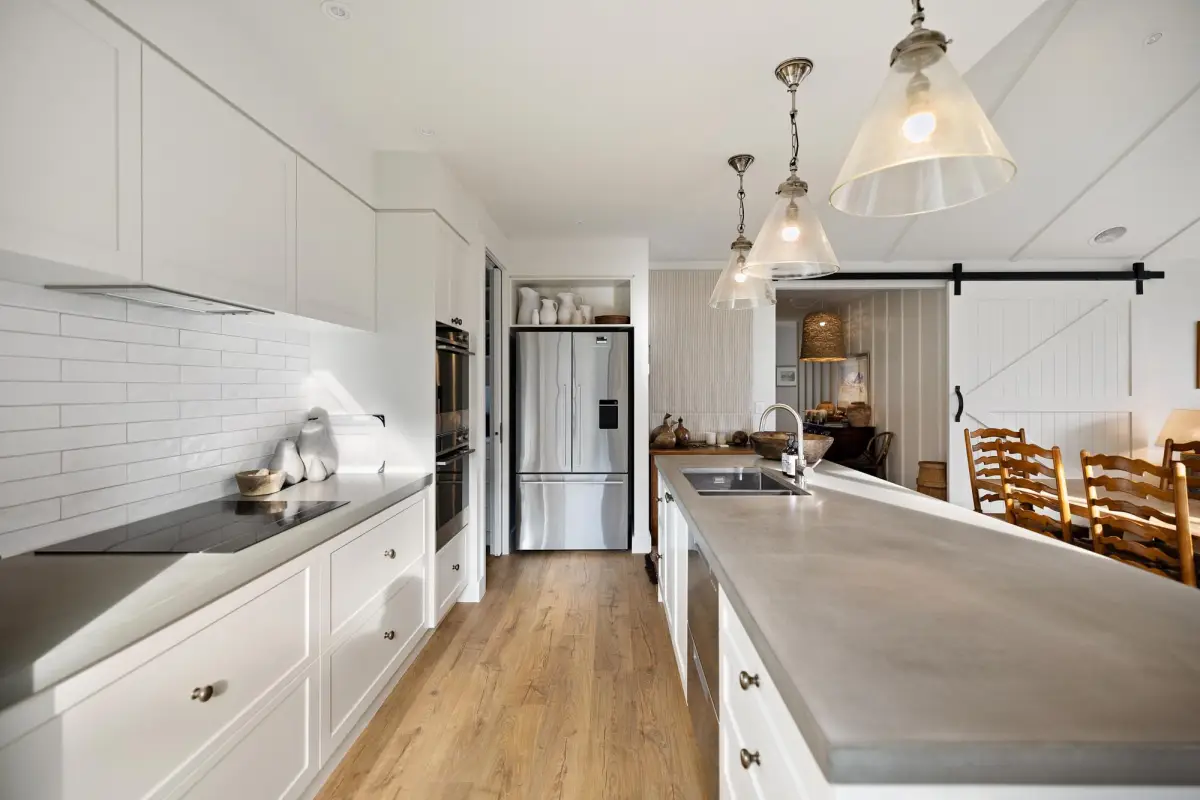 Bright, Modern Kitchen 