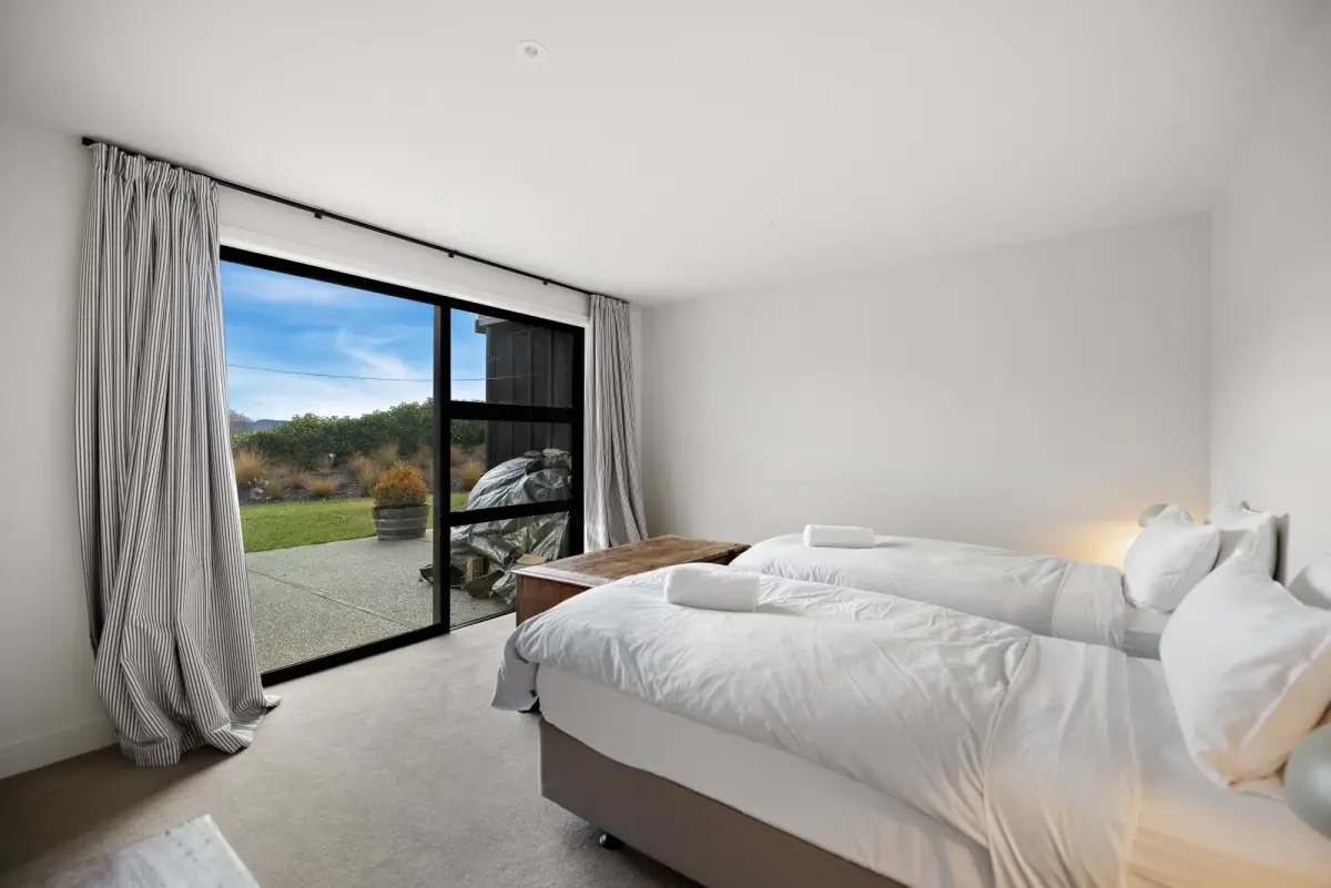 Cozy Twin Bedroom with Mountain Views