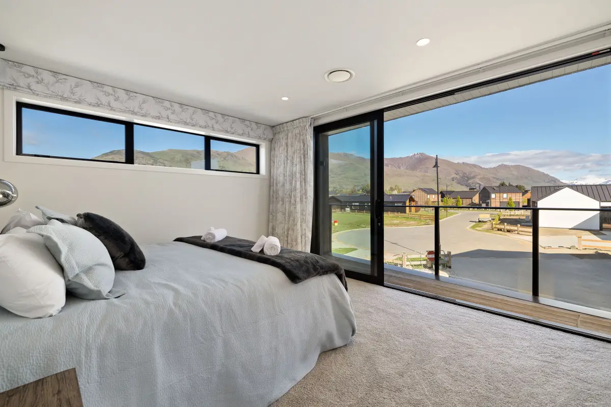 Master with panoramic mountain views