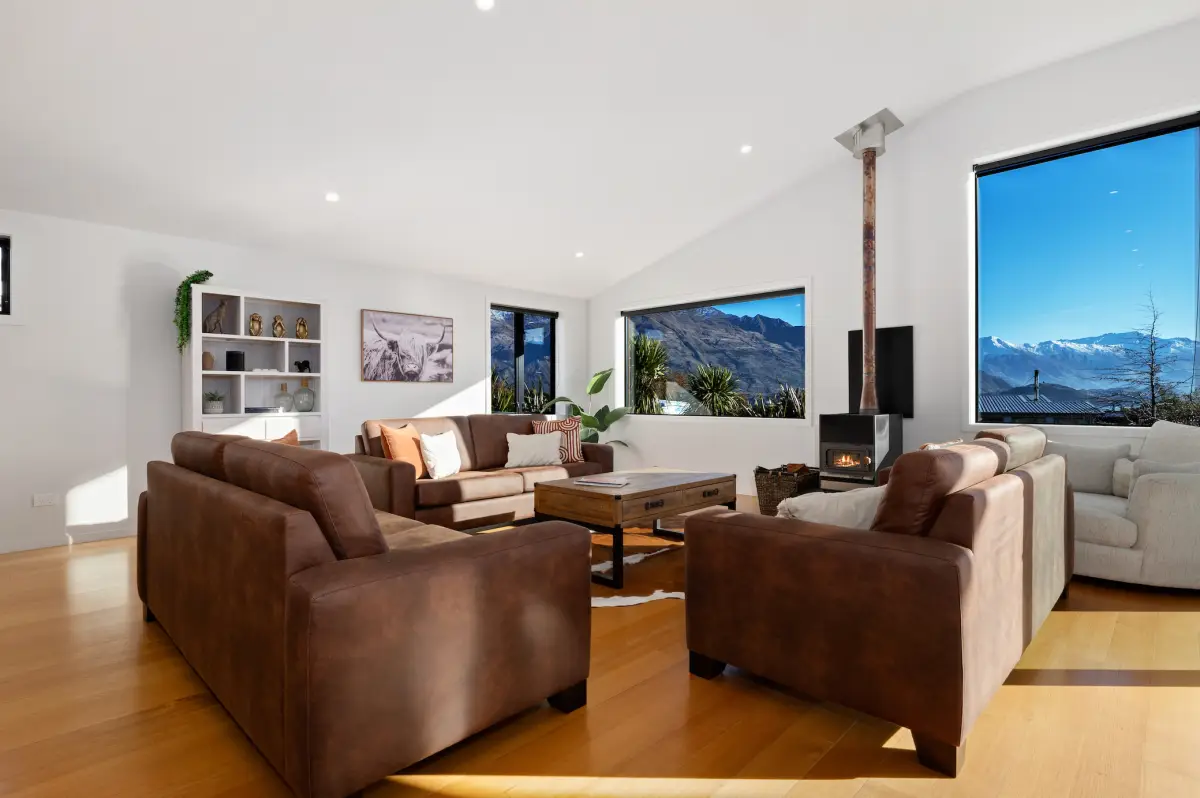 Comfortable Lounge with Mountain Views & Glimpses of Lake Wānaka 