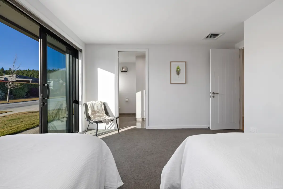 Spacious Twin Bedroom with Ensuite 