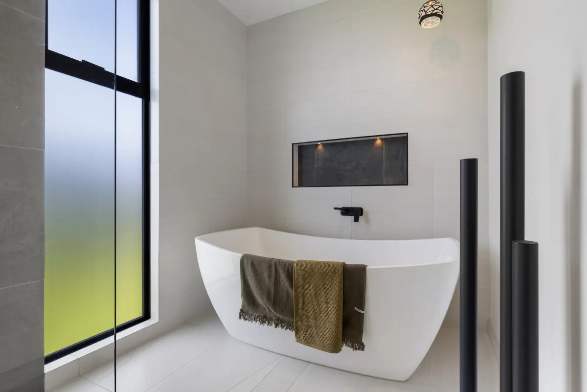 Main Bathroom with Bath Tub 