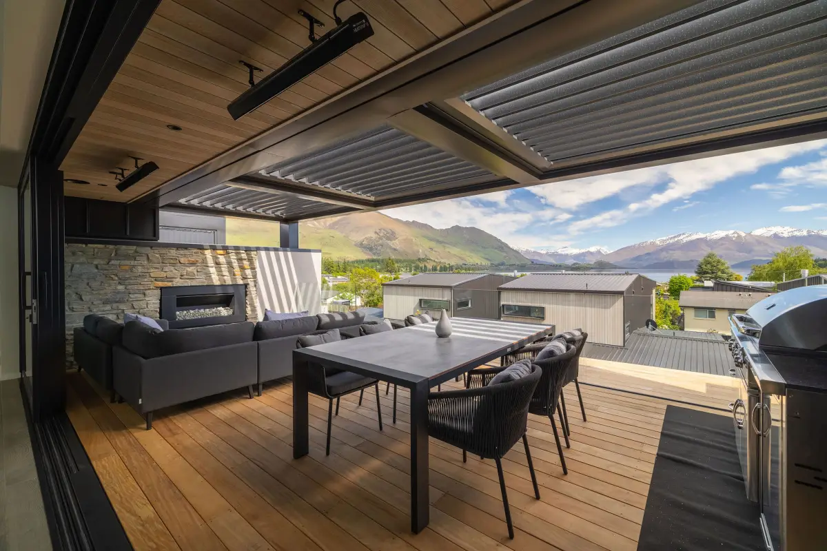 Stunning Outside Area with Views of Lake Wānaka 