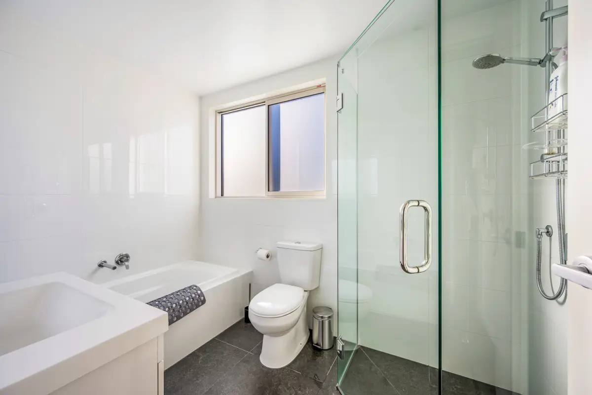 Main Bathroom with Bath Tub 