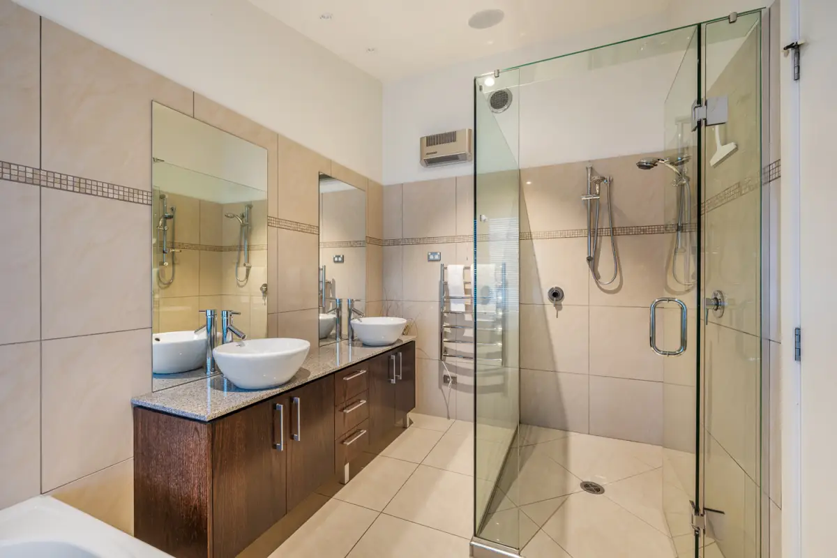 Modern Ensuite to Master Bedroom