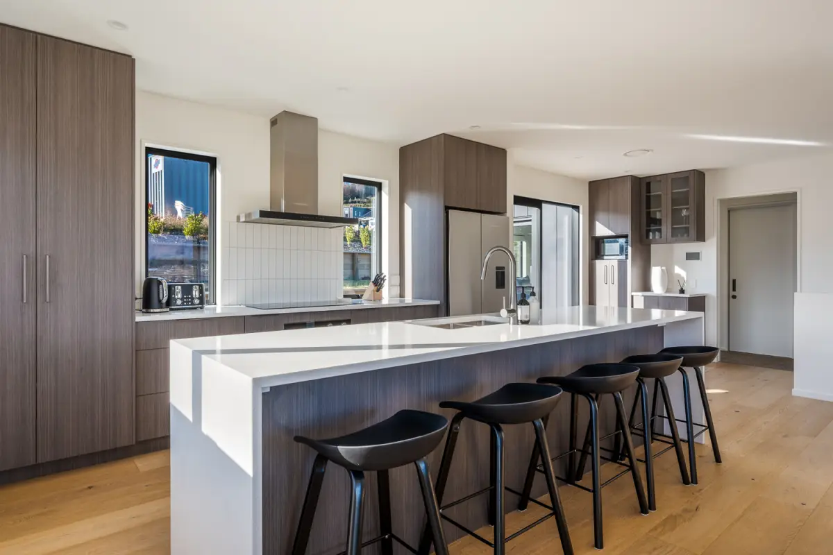 Kitchen Island & Bar Seating 
