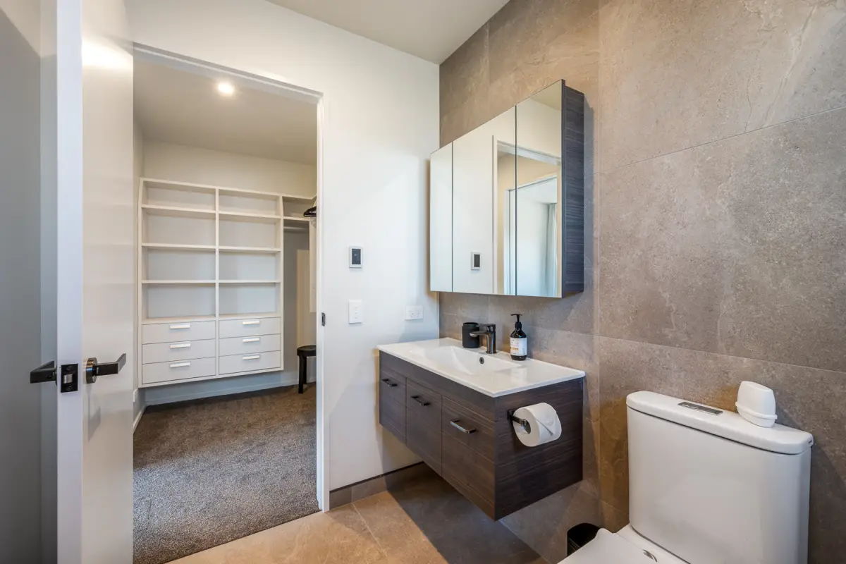 Ensuite & Walk-In Wardrobe