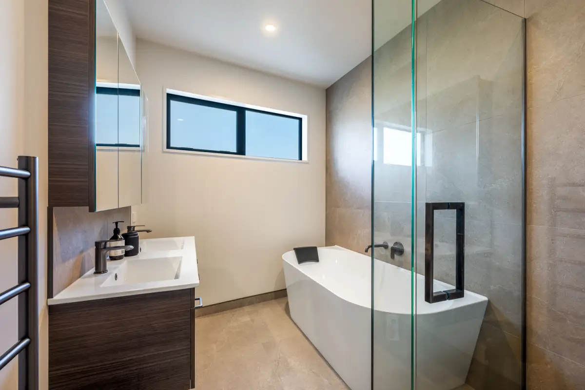 Main Bathroom with Bath Tub 