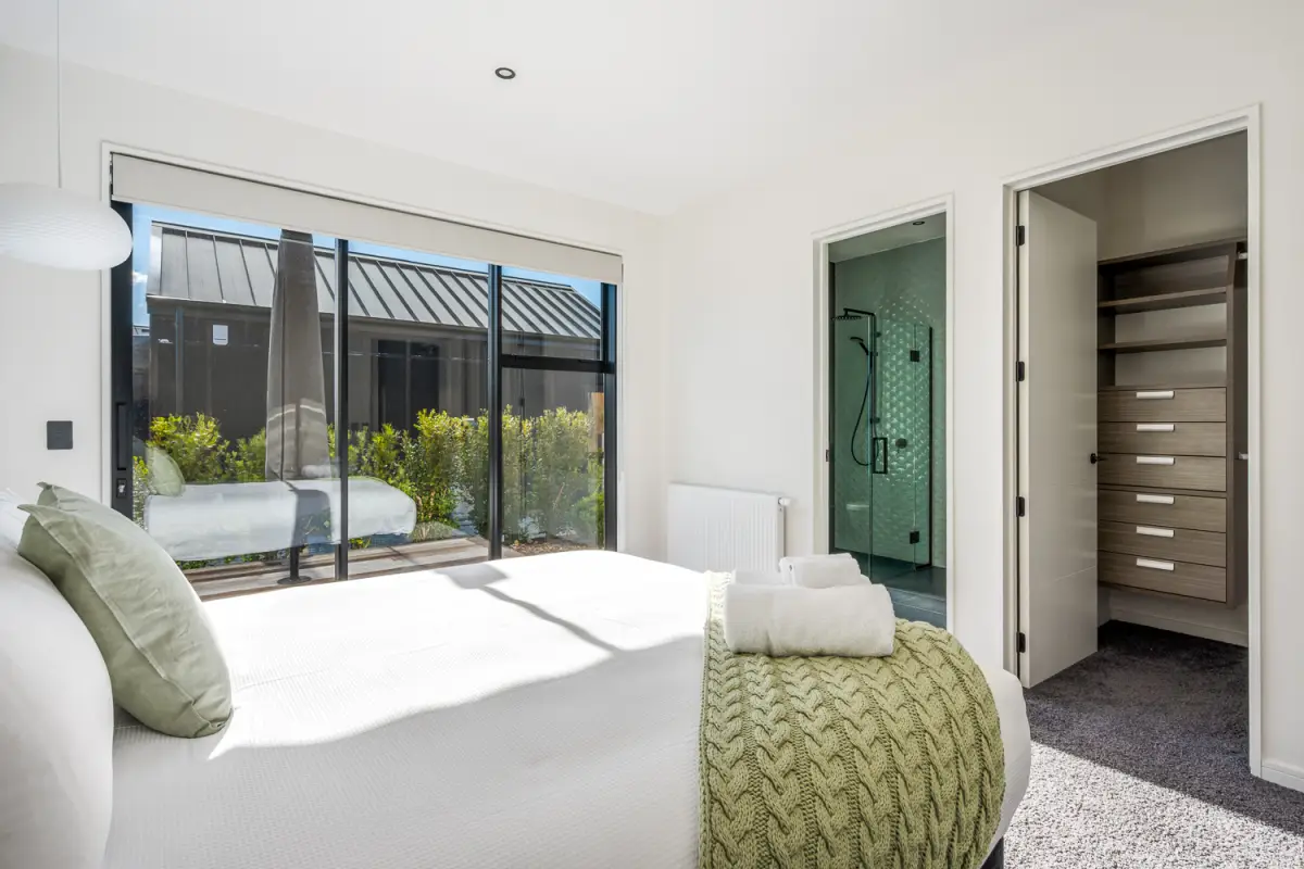 Master Bedroom with Ensuite & Walk-In Wardrobe 