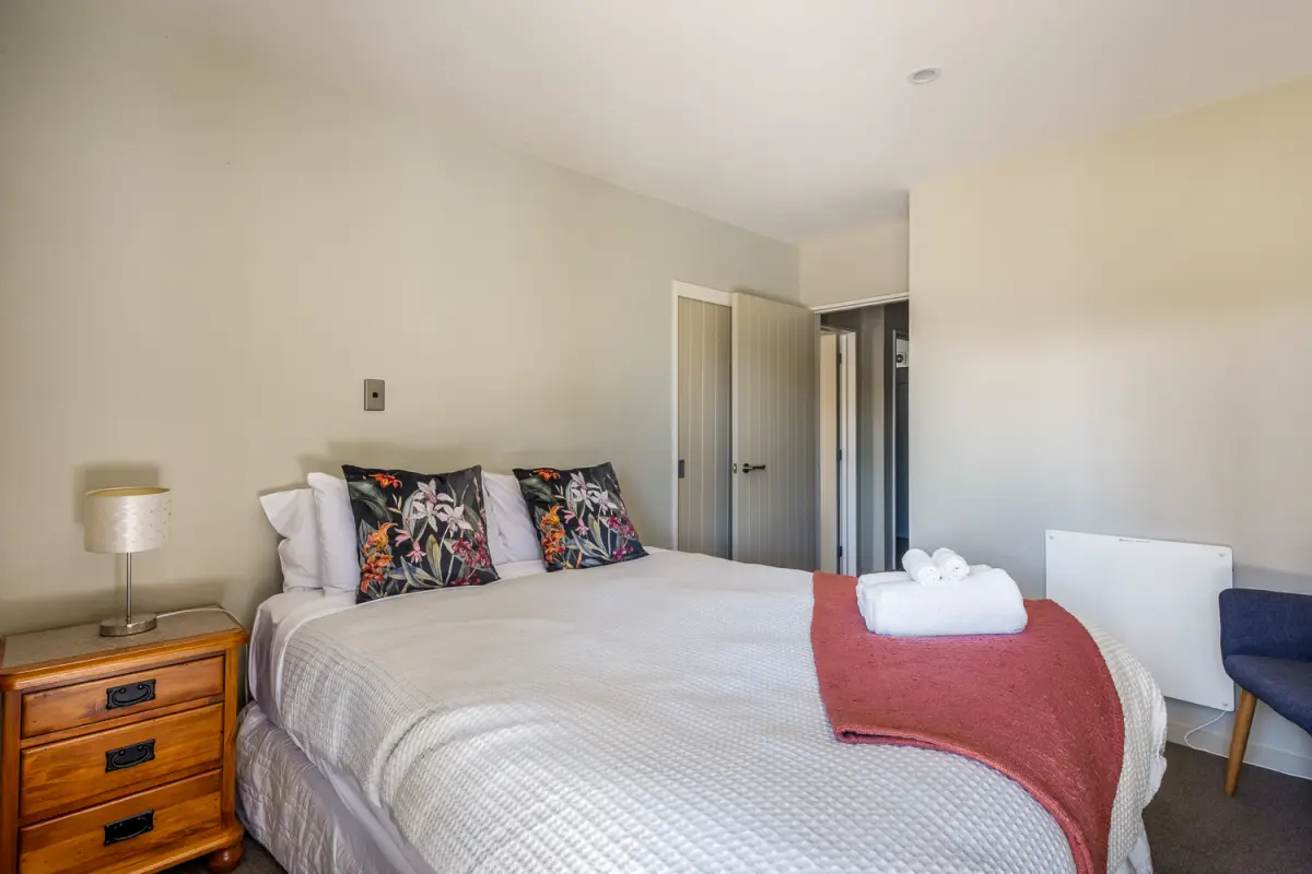 Comfortable queen bedroom 